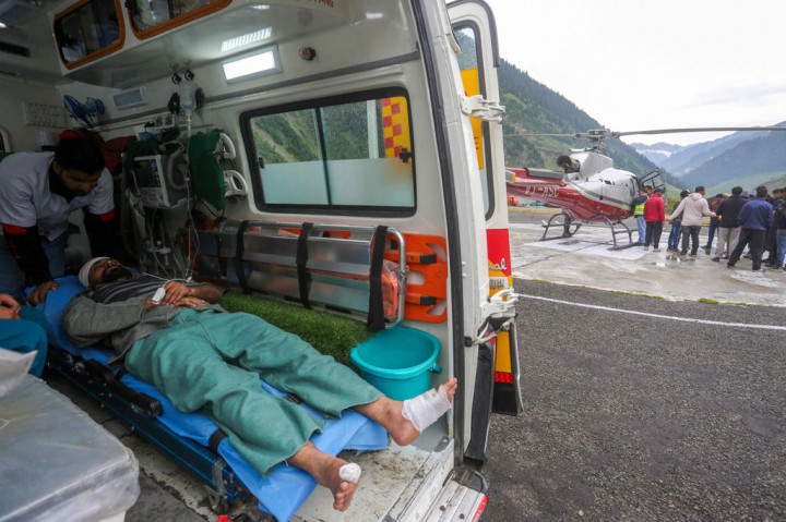 Sekitar 10 ribu orang berkemah di dekat Kuil Amarnath yang berada di sebuah goa area pegunungan Himalaya, saat hujan deras tiba-tiba memicu banjir bandang.