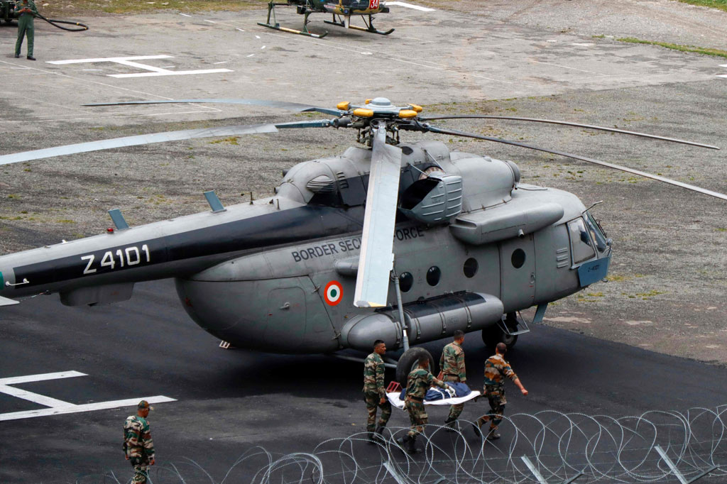 Vivek, seorang peziarah yang berhasil menyelamatkan diri dari dampak banjir bandang, mengatakan bahwa keluarga serta beberapa orang dari kelompoknya masih hilang.
