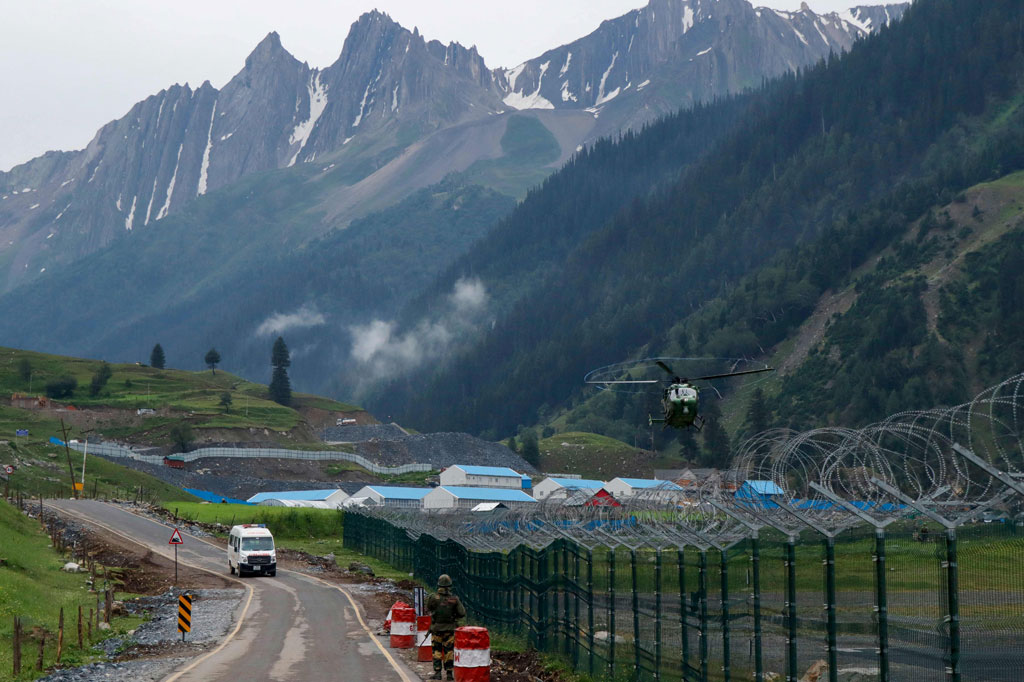 Ziarah tahunan penganut agama Hindu ke Amarnath dihadiri ratusan ribu orang. Mereka biasanya berjalan selama berhari-hari di area pegunungan untuk dapat mencapai kuil tersebut.