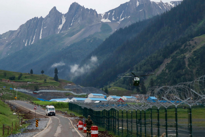 Ziarah tahunan penganut agama Hindu ke Amarnath dihadiri ratusan ribu orang. Mereka biasanya berjalan selama berhari-hari di area pegunungan untuk dapat mencapai kuil tersebut.