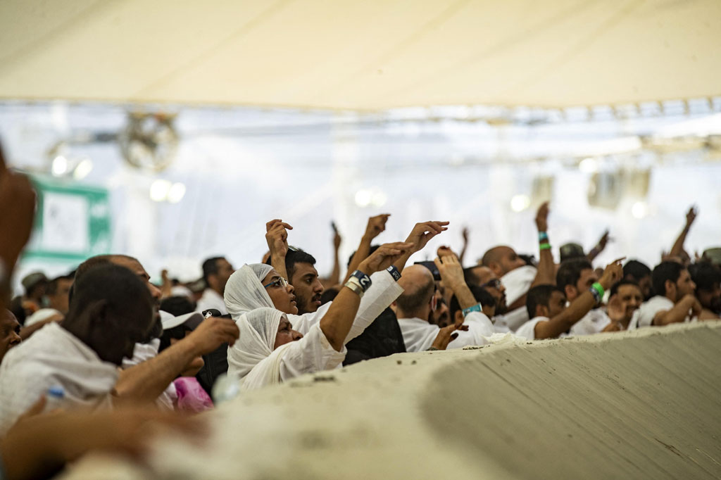 Jemaah haji melakukan prosesi lempar jumroh di Jamarat, yang merupakan rangkaian rukun haji setelah melaksanakan Wukuf di Arafah, Sabtu, 9 Juli 2022.
