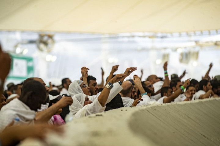 Jemaah haji melakukan prosesi lempar jumroh di Jamarat, yang merupakan rangkaian rukun haji setelah melaksanakan Wukuf di Arafah, Sabtu, 9 Juli 2022.