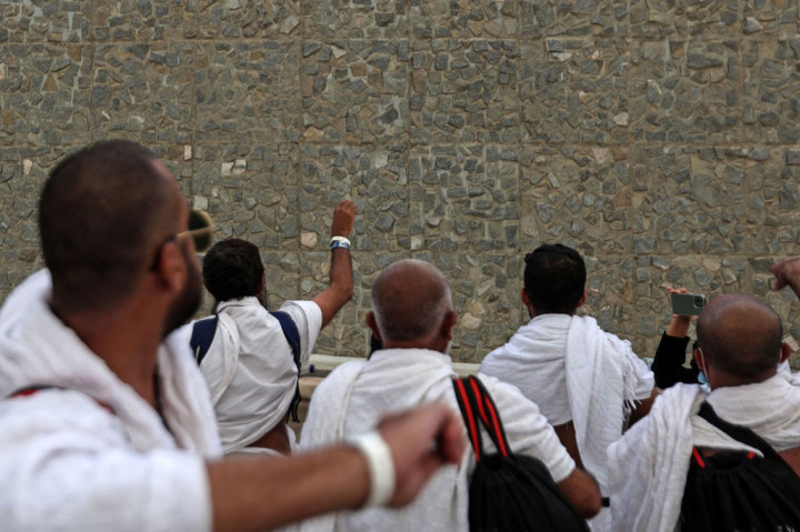 Jemaah haji melemparkan batu yang telah mereka kumpulkan di Muzdalifah malam sebelumnya.