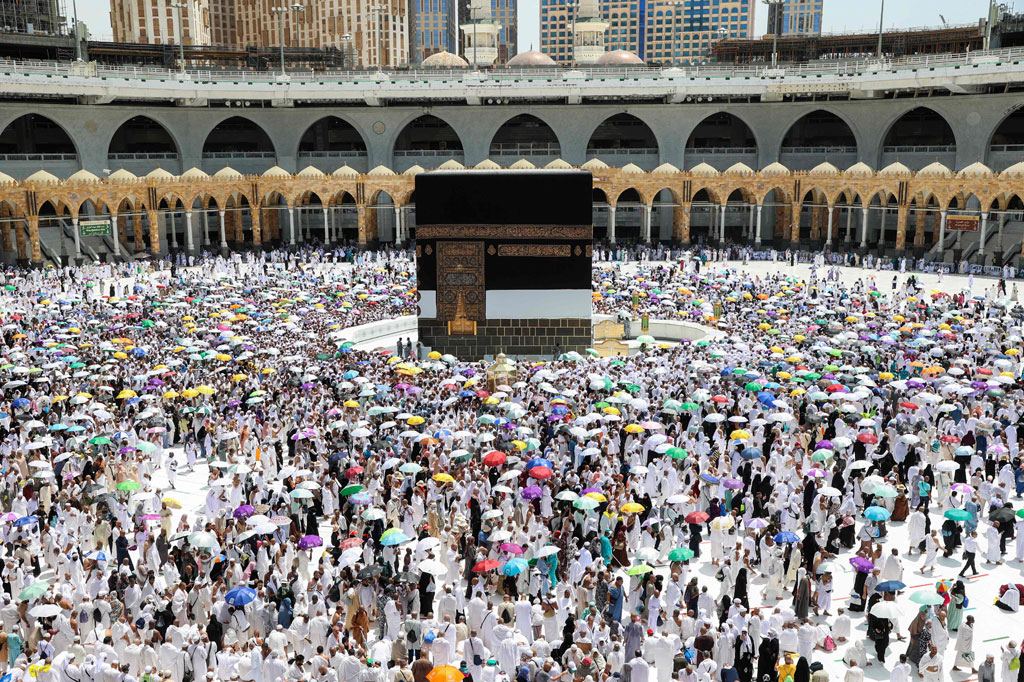 Setelah prosesi lempar jumroh, jemaah haji kembali ke Mekkah untuk melakukan tawaf wada (perpisahan), dengan berputar tujuh kali mengelilingi Kakbah.