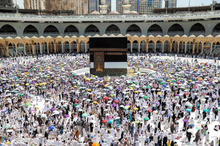 Setelah prosesi lempar jumroh, jemaah haji kembali ke Mekkah untuk melakukan tawaf wada (perpisahan), dengan berputar tujuh kali mengelilingi Kakbah.