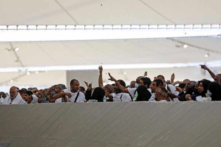 Ribuan jemaah memadati Mina, untuk melaksanakan proses lempar jumroh, di mana masing-masing melemparkan tujuh kerikil di tiga dinding beton besar yang melambangkan Setan.