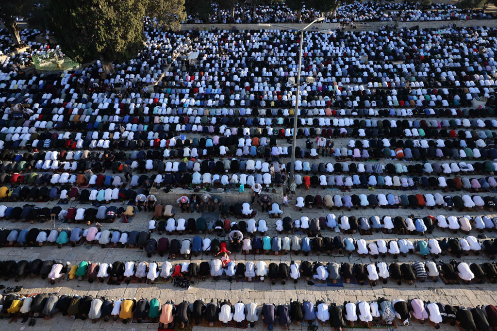 Umat muslim melaksanakan salat Iduladha dengan khusuk.