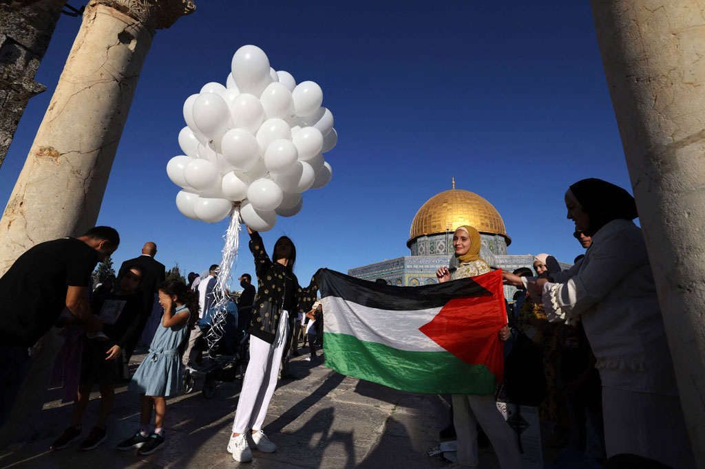 Mereka datang dari berbagai distrik di Tepi Barat dan dari wilayah Israel untuk melaksanakan salat Iduladha.