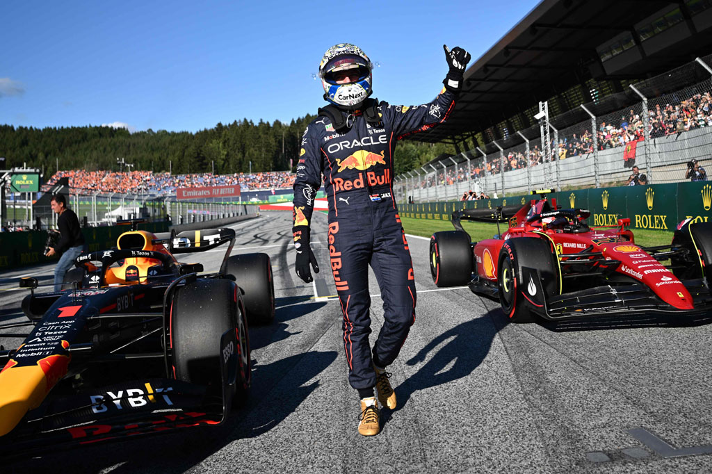 Pemuncak klasemen sementara Formula 1, Max Verstappen mengklaim pole position untuk sprint race Grand Prix Austria, Jumat, 8 Juli 2022. Sementara duet tim rival Mercedes, Lewis Hamilton dan George Russell, mengalami kecelakaan di kualifikasi.