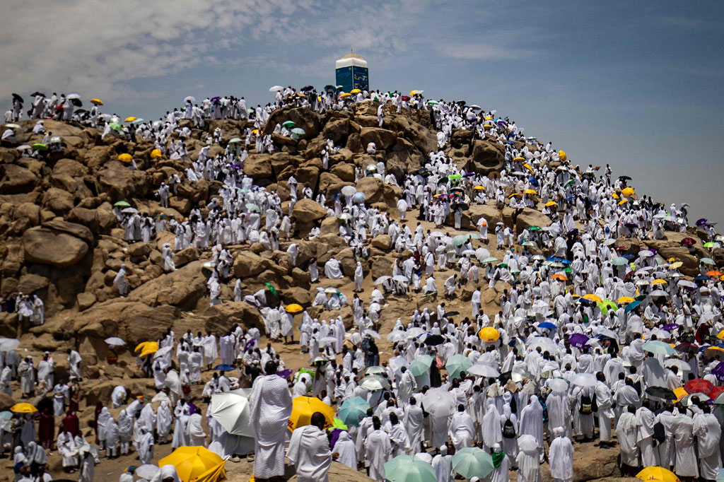 Prosesi ibadah haji 1443 H/2022 M memasuki fase puncak, Jumat, 8 Juli 2022. Kurang lebih satu juta jemaah berkumpul di Padang Arafah. Dalam penanggalan 9 Zulhijah, mereka membaur di puncak haji dengan mengenyampingkan aneka ragam latar belakang dan identitas yang dimiliki.