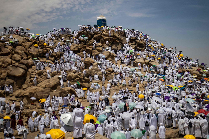 Prosesi ibadah haji 1443 H/2022 M memasuki fase puncak, Jumat, 8 Juli 2022. Kurang lebih satu juta jemaah berkumpul di Padang Arafah. Dalam penanggalan 9 Zulhijah, mereka membaur di puncak haji dengan mengenyampingkan aneka ragam latar belakang dan identitas yang dimiliki.