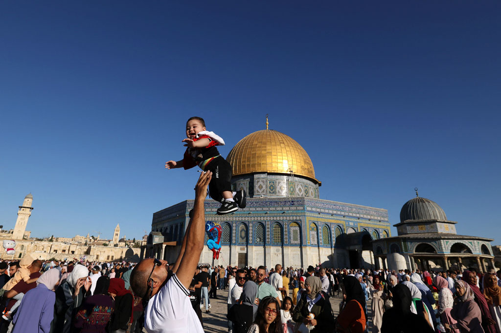 Sekitar 150 ribu Muslim melaksanakan salat Iduladha di kompleks Masjid Al Aqsa, Yerusalem, Sabtu, 9 Juli 2022.