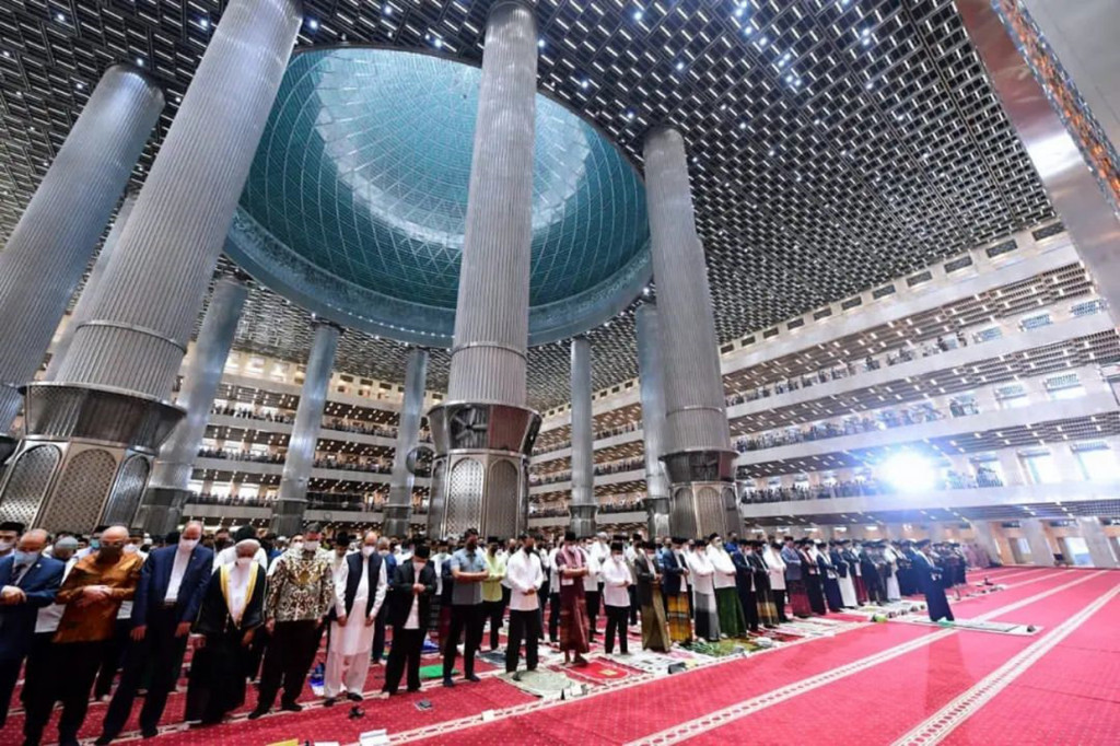 Presiden memaknai hari raya Iduladha sebagai sebuah ketauhidan dan aktivitas untuk menebarkan kebaikan serta kebahagian kepada sesama umat.
