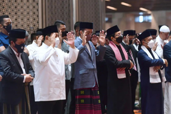 Turut menunaikan salat Iduladha yakni para menteri Kabinet Indonesia Maju, para duta besar negara sahabat, dan para pemimpin organisasi Islam.