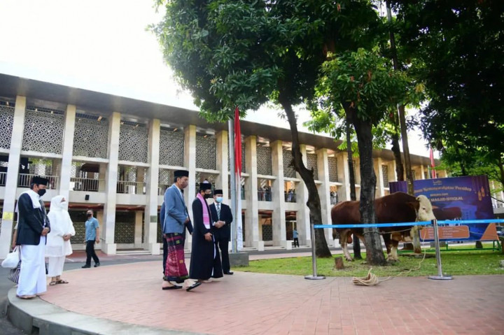 Usai menunaikan ibadah salat Iduladha, Minggu, 10 Juli 2022, Presiden Joko Widodo secara simbolis menyerahkan bantuan kemasyarakatan berupa sapi berjenis simental dengan bobot 1 ton kepada Imam Besar Masjid Istiqlal, K.H. Nasaruddin Umar di halaman Masjid Istiqlal, Jakarta.
