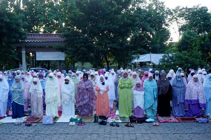 Di halaman masjid, warga menghamparkan sajadah atau tikar untuk melaksanakan salat berjamaah.