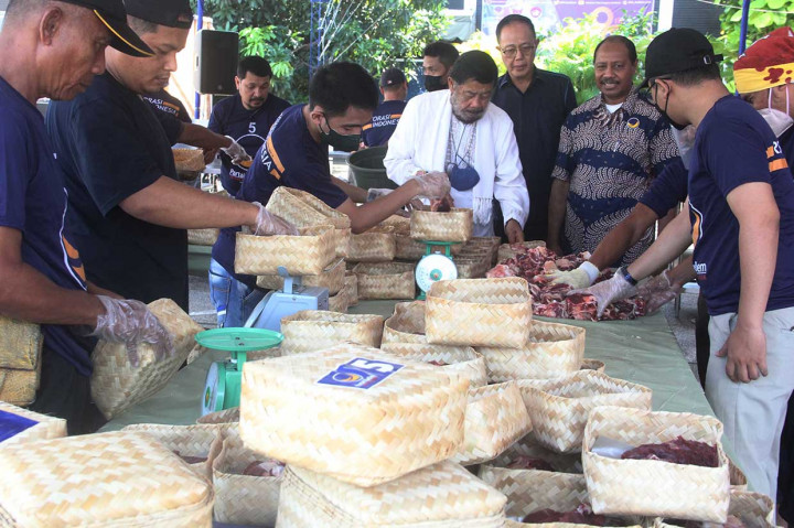 Gubenur Akademi Bela Negara (ABN) Partai NasDem IGK Manila (tengah) meninjau pelaksanan kegiatan Pambagian Hewan Qurban dan Penyembelihan Hewan Qurban di Balai Pendidikan ABN Partai NasDem, Jakarta, Minggu, 10 Juli 2022.