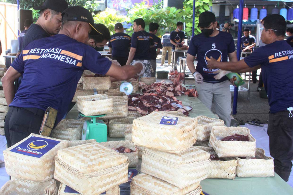 Panitia Qurban Akademi Bela Negara (ABN) Partai NasDem menyiapkan daging pada pelaksanan kegiatan Pambagian Hewan Qurban dan Penyembelihan Hewan Qurban di Balai Pendidikan ABN Partai NasDem, Jakarta, Minggu, 10 Juli 2022.