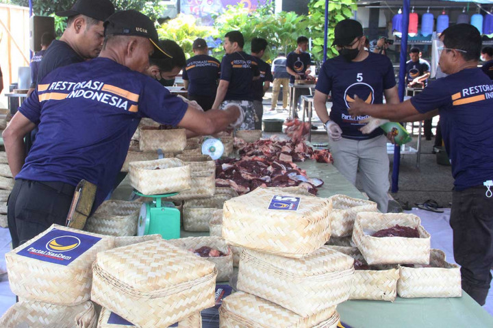 Panitia Qurban Akademi Bela Negara (ABN) Partai NasDem menyiapkan daging pada pelaksanan kegiatan Pambagian Hewan Qurban dan Penyembelihan Hewan Qurban di Balai Pendidikan ABN Partai NasDem, Jakarta, Minggu, 10 Juli 2022.