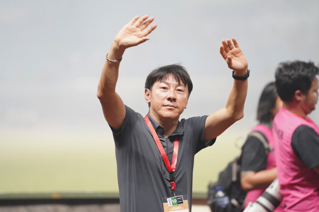 Pelatih Tim Nasional U-19 Indonesia Shin Tae-yong lambaikan tangan ucapkan terima kasih kepada suporter seusai pertandingan melawan Myanmar pada babak penyisihan Grup A Piala AFF U-19 2022 di Stadion Patriot Candrabhaga, Bekasi, Jawa Barat, Minggu, 10 Juli 2022.