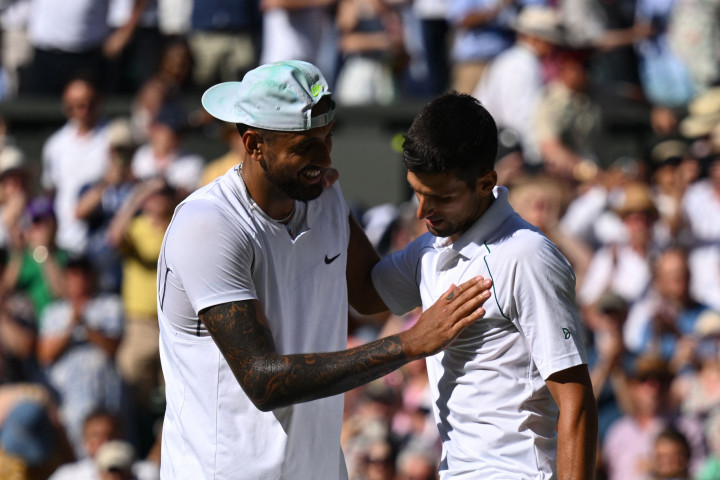 Novak Djokovic menundukkan seterunya asal Australia, Nick Kyrgios, di partai final pada Minggu, 10 Juli 2022, lewat skor 4-6 6-3 6-4 7-6(3).