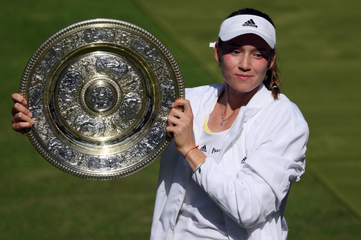 Petenis asal Kazakhstan, Elena Rybakina menjadi juara Wimbledon 2022 usai mengalahkan wakil Tunisia, Ons Jabeur. Elena jadi petenis Kazakhstan pertama yang juara turnamen Grand Slam.