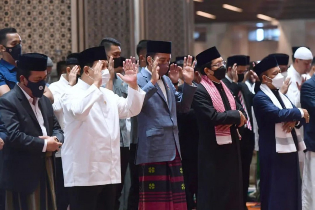 Presiden Joko Widodo beserta Ibu Iriana Joko Widodo menunaikan salat Iduladha 1443 Hijriah di Masjid Istiqlal, Jakarta, pada Minggu, 10 Juli 2022. 