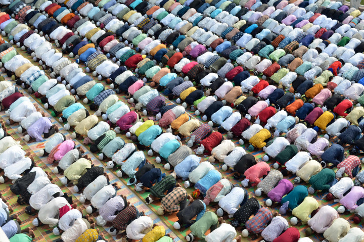 Umat ??Muslim melakukan salat Iduladha, hari raya kurban di sebuah masjid di Amritsar, India, pada 10 Juli 2022. AFP Photo/Narinder Nanu