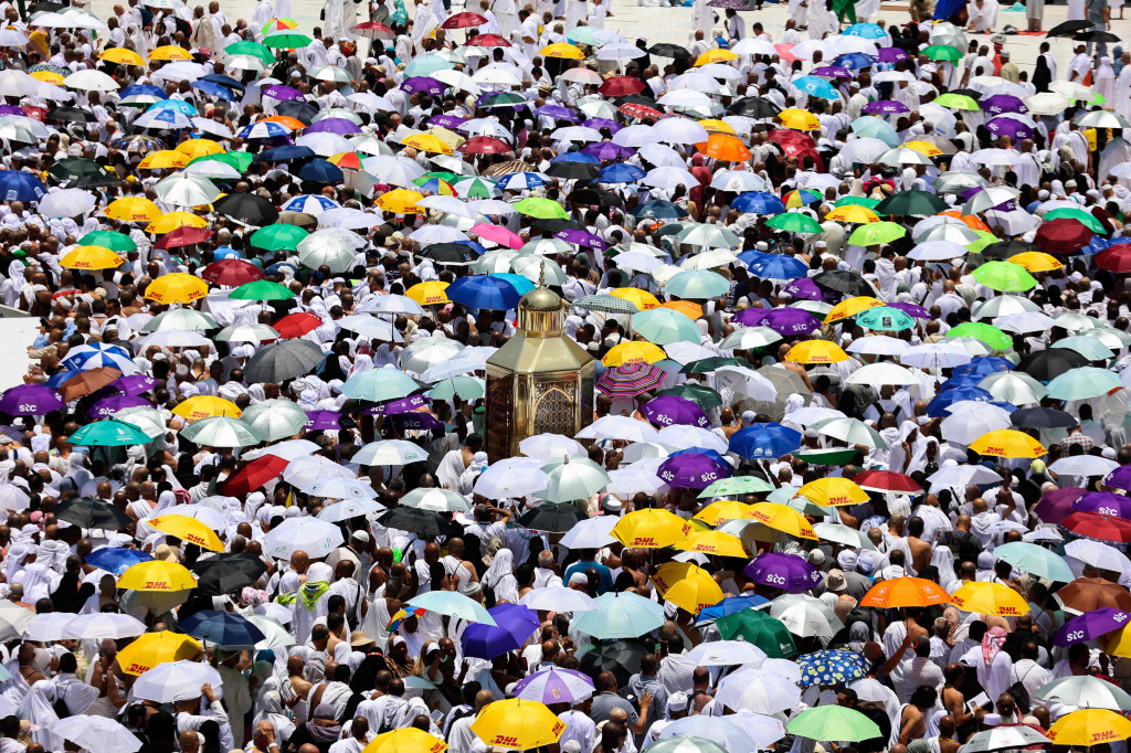 Jamaah mengelilingi Ka'bah, tempat suci umat Islam, di Masjidil Haram di kota suci Mekah, Saudi, pada hari pertama hari raya Iduladha yang dirayakan oleh umat Islam di seluruh dunia, pada 9 Juli 2022. AFP Photo/STR