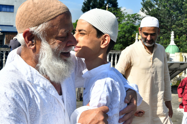 Umat ??Muslim saling menyapa setelah melaksanakan salat Iduladha di Masjid Kashmir di Kathmandu pada 10 Juli 2022. AFP Photo/Prakash Mathema