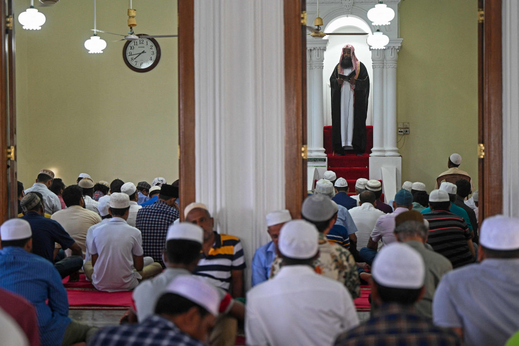 Umat ??Muslim melakukan salat Iduladha di masjid Galle Fort di Galle, Sri Lanka, pada 10 Juli 2022. AFP Photo/Ishara S. Kodikara