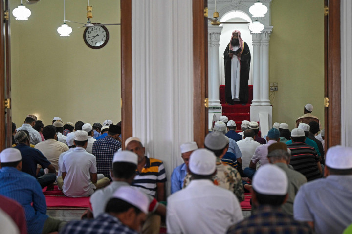 Umat ??Muslim melakukan salat Iduladha di masjid Galle Fort di Galle, Sri Lanka, pada 10 Juli 2022. AFP Photo/Ishara S. Kodikara