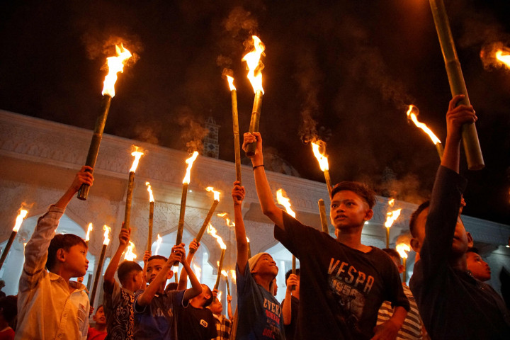 Gambar yang diambil pada 9 Juli 2022 ini menunjukkan umat Muslim membawa obor selama parade untuk menyambut Iduladha di Lhokseumawe, provinsi Aceh, Indonesia. AFP Photo/Azwar Ipank 