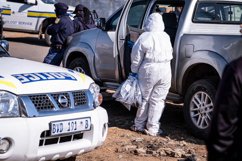 Polisi menerangkan para korban tengah menikmati malam di bar tersebut. Tiba-tiba pelaku penyerangan berhenti di sebuat taksi minibus dan mulai memberondong tembakan.