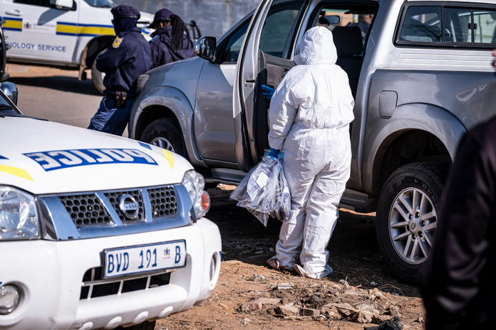 Polisi menerangkan para korban tengah menikmati malam di bar tersebut. Tiba-tiba pelaku penyerangan berhenti di sebuat taksi minibus dan mulai memberondong tembakan.