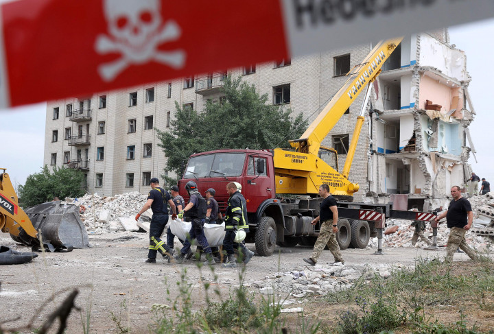 Menurut gubernur regional Donetsk Pavlo Kyrylenko, setidaknya 30 lainnya masih berada di bawah puing-puing.