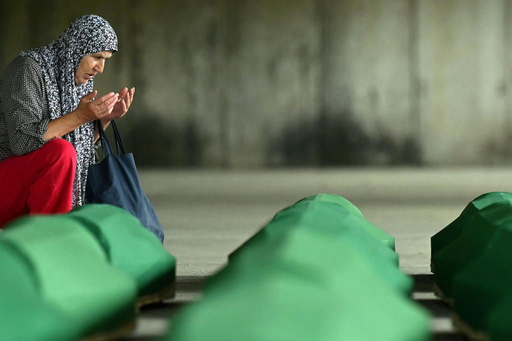 Sebanyak 50 korban pembantaian Srebrenica oleh tentara Serbia-Bosnia berhasil diidentifikasi. Pembantaian warga muslim bosnia di Srebrenica terjadi pada Juli 1995.