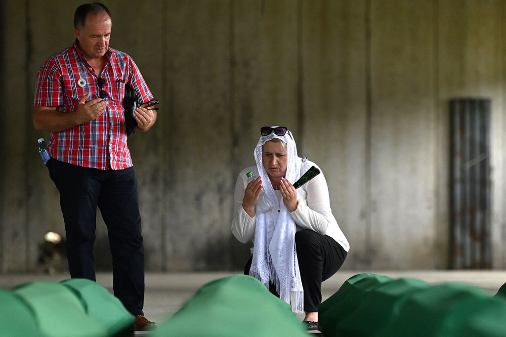 Pada bulan Juli 1995, sedikitnya 8.000 laki-laki Bosnia dipisahkan oleh tentara Serbia dari istri, anak, ibu dan saudara perempuan mereka. Kemudian dikejar melalui hutan di sekitar Srebrenica dan dibantai oleh pasukan tersebut.