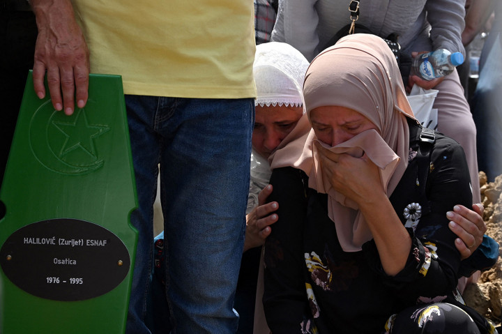 Korban yang baru diidentifikasi, dimakamkan kembali setiap tahun pada 11 Juli, peringatan hari pembunuhan dimulai pada 1995, di pemakaman yang luas dan masih berkembang di luar Srebrenica.