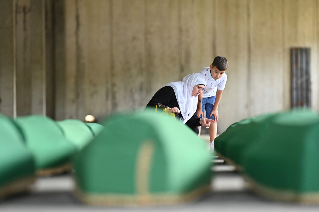 Sejauh ini, lebih dari 6.600 jasad warga Muslim Bosnia telah ditemukan, diidentifikasi dan dikebumikan di pemakaman.