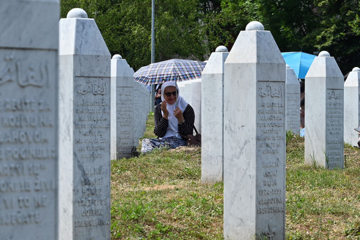 Sisa-sisa 50 korban lainnya, yang baru-baru ini ditemukan di kuburan massal dan diidentifikasi melalui analisis DNA, akan dimakamkan di sana pada hari Senin, 11 Juli 2022.