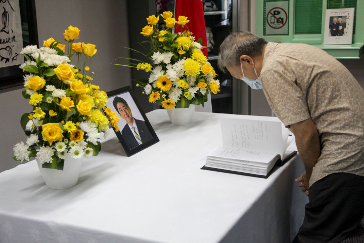 Kematian Shinzo Abe meninggalkan duka bagi warga Jepang. Ungkapan dukacita pun terus mengalir di sejumlah negara.
