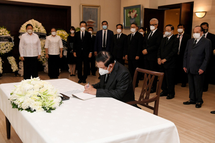 Perdana Menteri Kamboja Hun Sen menulis pesan dalam buku belasungkawa untuk mendiang perdana menteri Jepang Shinzo Abe di Kedutaan Besar Jepang di Phnom Penh pada 11 Juli 2022.