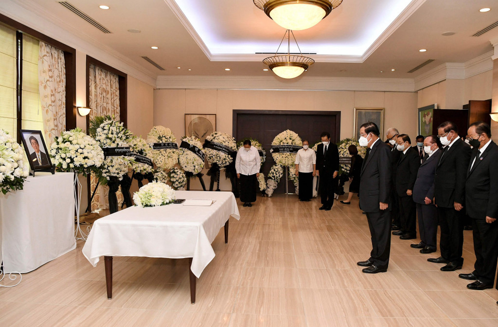 Tidak hanya di Indonesia, Kedubes Jepang di sejumlah negara pun menggelar acara penghormatan terakhir terhadap mendiang Shinzo Abe. 
