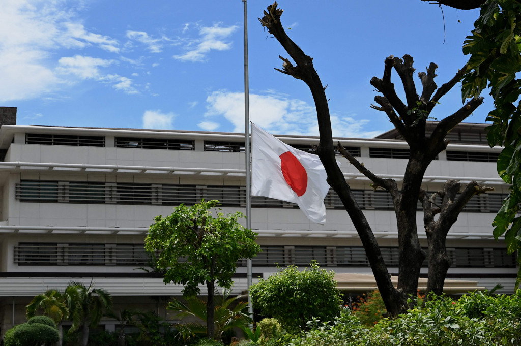 Bendera nasional dikibarkan setengah tiang untuk menghormati mendiang mantan perdana menteri Jepang Shinzo Abe di kedutaan besar Jepang di Manila pada 11 Juli 2022.