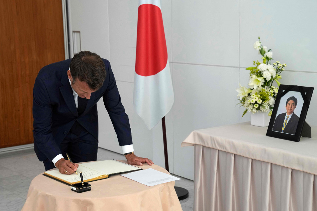 Presiden Prancis Emmanuel Macron menandatangani buku belasungkawa untuk mendiang perdana menteri Jepang Shinzo Abe di Kedutaan Besar Jepang untuk Prancis di Paris, pada 11 Juli 2022. 