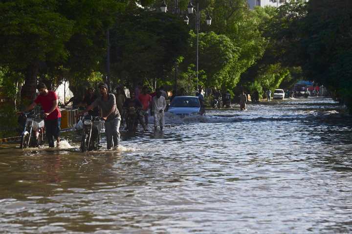 Banjir merendam kawasan komersial di ibu kota Pakistan, Karachi, Senin, 11 Juli 2022.