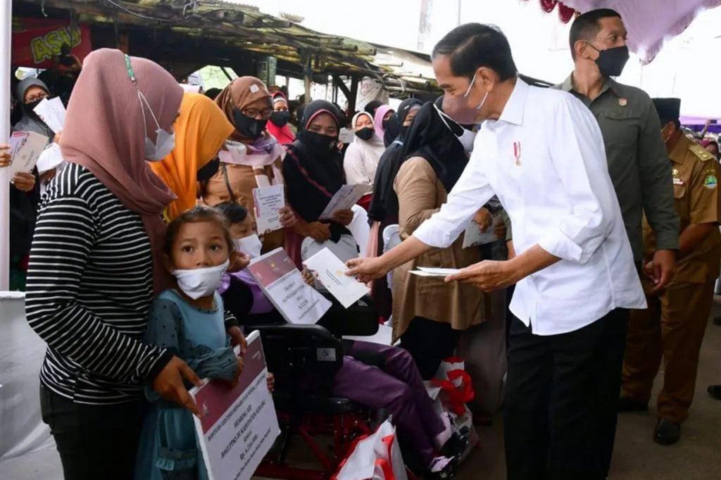 Selain bantuan sosial bagi para pedagang, kepala negara juga memberikan sejumlah bantuan bagi para penerima manfaat Program Keluarga Harapan (PKH). Terutama bagi yang memiliki usaha di rumah.