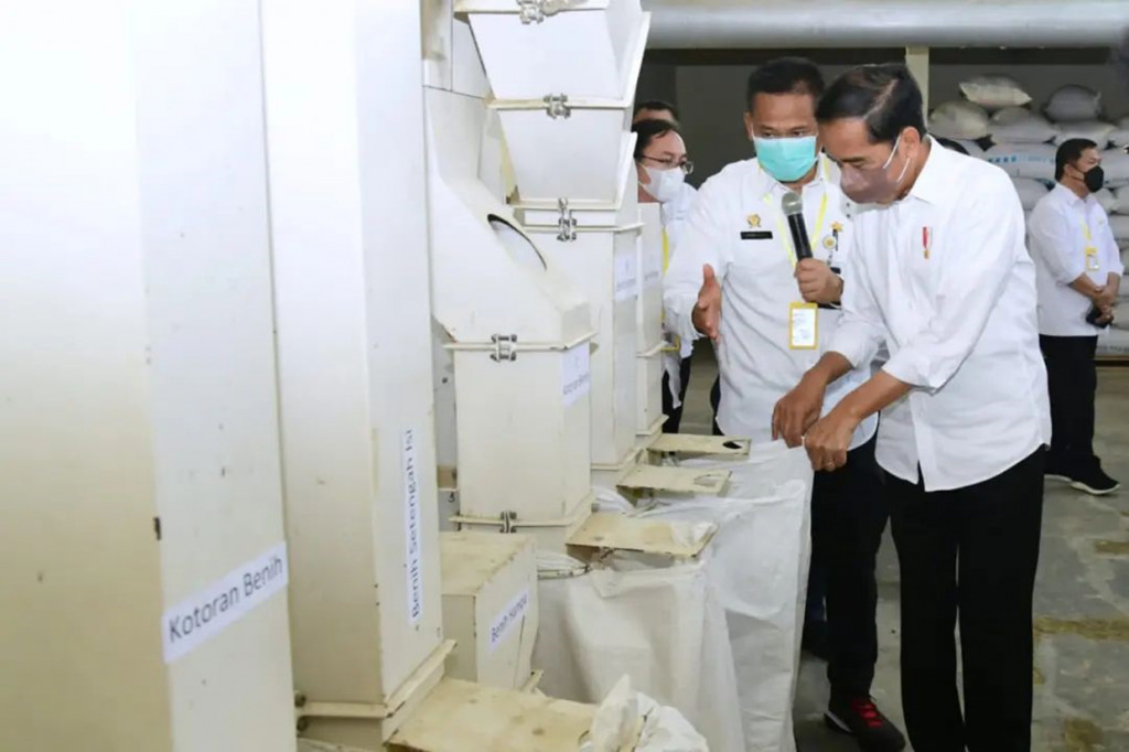 Dalam peninjauannya di BBPadi, Presiden Jokowi antara lain melihat gudang plasma nutfah yang menyimpan berbagai koleksi dan konservasi plasma nutfah tanaman padi. Presiden melihat bahwa BBPadi telah menyiapkan varietas-varietas unggul serta menemukan varietas-varietas.