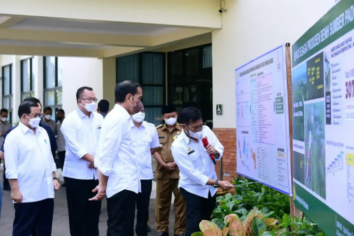 Presiden Joko Widodo meninjau langsung Balai Besar Penelitian Tanaman Padi (BBPadi) di Kabupaten Subang, Provinsi Jawa Barat, pada Selasa, 12 Juli 2022.